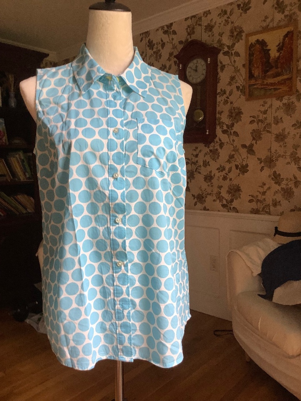 Boden Sleeveless Cotton Button Down Shirt Top White and Blue Size 8